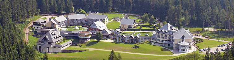 Katharinenhöhe - Rehaklinik für Jugendliche und junge Erwachsene. Luftbild, welches das gesamte Anwesen zeigt.