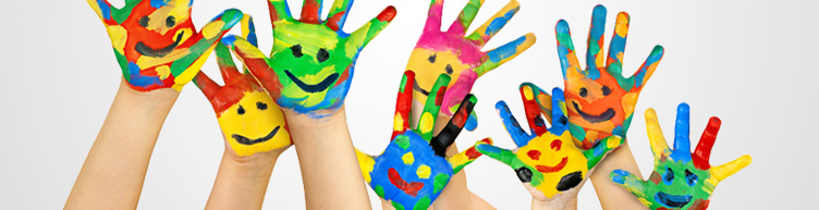 Kindergarten - bunt bemalte Hände auf die Gesichter gezeichnet sind.